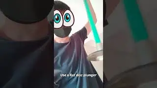 Засор в напольном сифоне. Попробуйте сделать это самостоятельно, прежде чем обращаться к сантехнику.