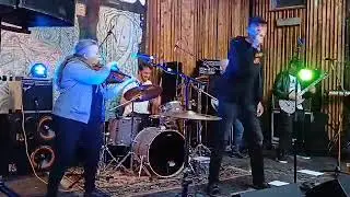Video| Hausmania tempat punk rockers tua melepak dan buat show di Oslo! Tarik penonton tua dan muda!