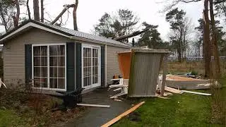 Valwind in storm richt ravage aan op vakantiepark IJhorst