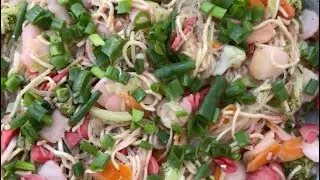 Luto tayo pansit/ COOKING PANSIT/ Para maiba naman ang sahog, squid balls and hotdogs from Magnolia😋