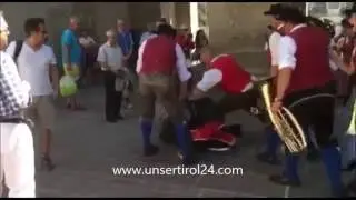 Irrer attackiert Musikant in Tracht - Salzburg 10.07.2016