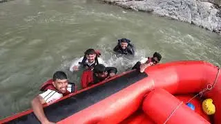 Cold water 😭 #rafting #trending #travel #adventureexploring #himachalpradesh #traveller #mountains 