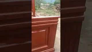 hermosa cama cl&aacute;sica hecha con madera de cedro y caoba.