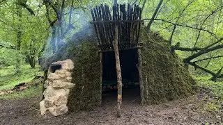 Building Bushcraft House In Heavy Rain Under The Tree & Bushcraft Tree Hut, Outdoor Cooking,Fireplac