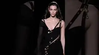 'That dress'!!!!. #fashion #versace #vittoriaceretti #supermodel #runway