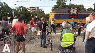 Spoorbomen bij Station Diemen blijven dicht, auto's rijden eromheen
