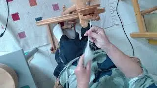 WOOLEN SPINNING: Corriedale & Blue Faced Leicester #spinningwool #wool #handspunyarn #catlover