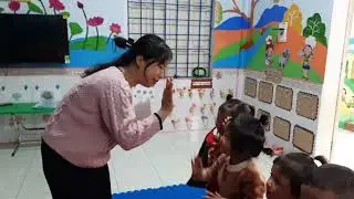 Bé học tiếng anh