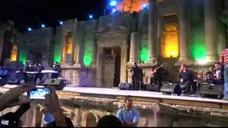 لحظه دخول المطرب وائل كفوري -جرش 2015