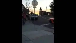 Skateboarder schl&auml;gt teures Auto die Scheibe ein.