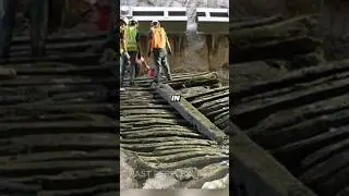Невероятная 300-летняя лодка под башнями-близнецами #шорты