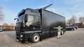DIESER LKW ist in Wirklichkeit ein Stealth Camper Wohnmobil der Superlative. Terrasse oben und unten