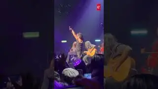 Mus mengalunkan lagu ‘Taman Rashidah Utama’ di Konsert Pentas Peluru Cokelat BARBARiK