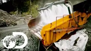 A Medical Emergency and Equipment Disasters Cause Cahos | SEASON 4 | Gold Rush