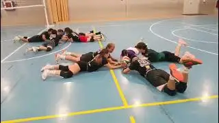 Trabajo en equipo con jugadores y entrenadores de voleibol