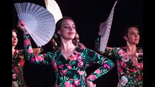 Colombiana con abanico