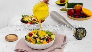 Ensalada de frutas y verduras frescas con aderezo de mango jalape&ntilde;o