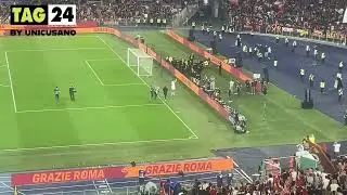 Roma - Genoa 1-0, Kevin Strootman sotto la Curva Sud riceve l&rsquo;abbraccio dei tifosi giallorossi