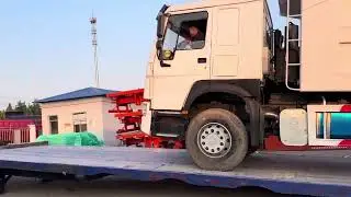 HOWO towing and HOWO rear eight-wheel dump truck, ready to be sent to the port#出口车辆 #非洲 #豪沃牵引车#后八轮自卸