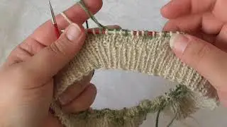Colourwork knitting with three colours, included long yarnfloates