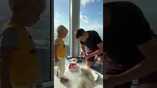 Малыш смотрит как папа чинит игрушки. Милое видео! #baby #funny #beach #kids #family #fun #travel
