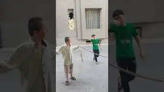 Сильный мальчик, 5 детей не смогли вытащить из рук вировку
