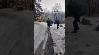 Snow me rubber shoes hi kam krenge 😑 hmare trekking shoes ne dhoka dedia 🥴 || snow trek #shorts