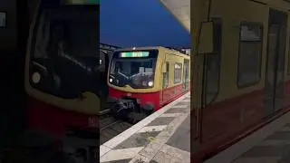 Ein Br 481 Vollzug der S-Bahn Berlin f&auml;hrt als S2 nach Buch in Berlin Gesundbrunnen aus