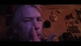 Спутниковые диспетчеры душили мою кошку и продолжали бить меня по лицу и рту.