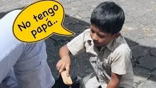 Niño lustra zapatos para ayudar a su abuelita
