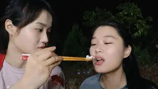 猪猪邀请皮皮海鲜烧烤，烤得太香了你一口我一口，吃得停不下来