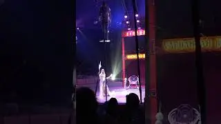 At the circus for the first time. Жонглеры