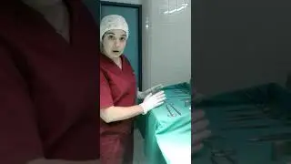 Entrega de instrumental al cirujano.
