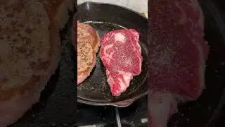 Два стейка, приготовленные на чугунной сковороде. Получится ли?