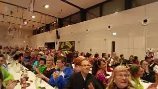 2023 Winzeln Zunftball Publikum singt spontan Narrenmarsch
