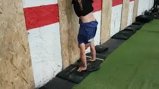 Wide To narrow position (handstand vs wall)
