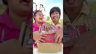 แลกของขวัญปีใหม่กับพี่ดำจะได้อะไีรน้ออออ  ￼ สวัสดีปีใหม่ทุกคนค่าา