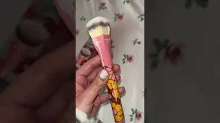LOVE IS THE FOUNDATION BRUSH - It Cosmetics
