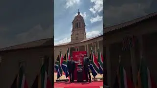 Рамафоса демонстрирует трофей чемпионата мира по футболу 🇿🇦