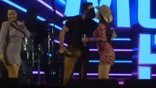 Maraisa Dá Selinho Em Thullio Milionário Em Show De Ilhéus