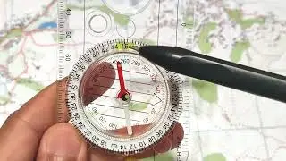 Mencari arah sudut di sebuah titik di Peta menggunakan kompas orienteering baseplate