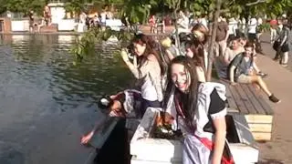 Купаются в фонтане
