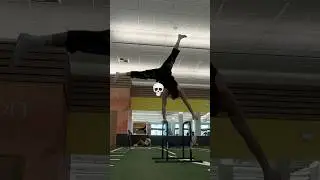 The strongest athlete in LAfitness doing one arm handstand ❤️&zwj;🔥#viralvideo #onearmhandstand