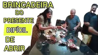 Brincadeira para fazer no Natal. Brincadeira do presente difícil de abrir.