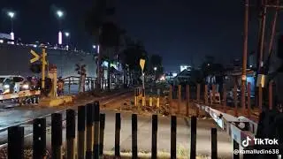 Perlintasan Kol. Sugiono Waru Malam Hari Lokomotif Larry Edi Express JPL 33