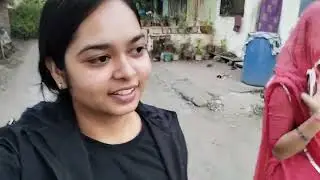 Raste me bohot khaddee hai