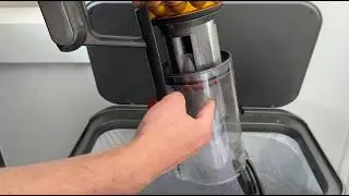 Как опорожнить мусоросборник пылесоса Dyson V15 Submarine