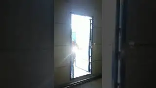 Usa pietonala taiata la fata locului vazuta dinauntru