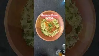 Немецкий салат из квашеной капусты. Он хрустящий, с пикантным вкусом, и это один из моих любимых ...