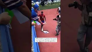 This fan figured out an autograph hack! #shorts #nfl #autographs